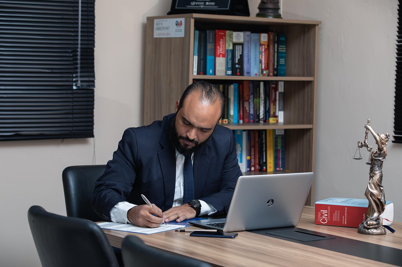 Advogado trabalhando no escritório e cuidando do SEO para advogados em São Paulo