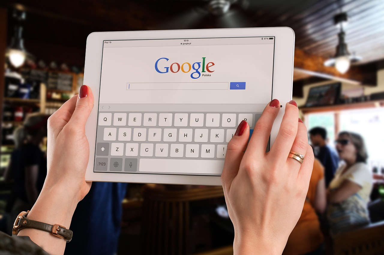 Tablet com pesquisa do Google representando anúncios com avaliações e tráfego pago para pequenas empresas