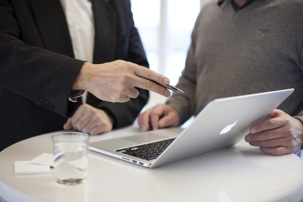 Reunião de consultoria de SEO com consultor apresentando diagnóstico e estratégia para a empresa
