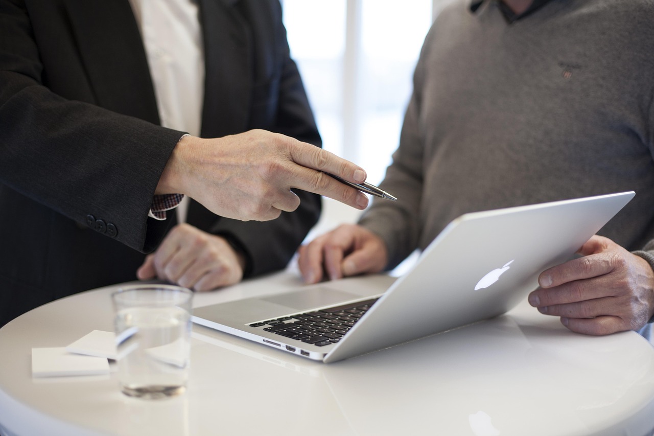 Reunião de consultoria de SEO com consultor apresentando diagnóstico e estratégia para a empresa