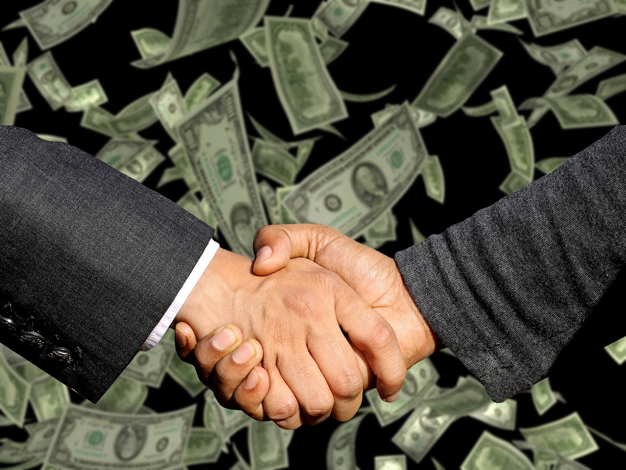 Empresário fechando acordo para contratar consultoria de SEO ou agência de SEO