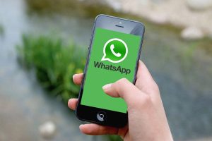 Celular com WhatsApp aberto representando follow-up automático no WhatsApp para pequenas empresas