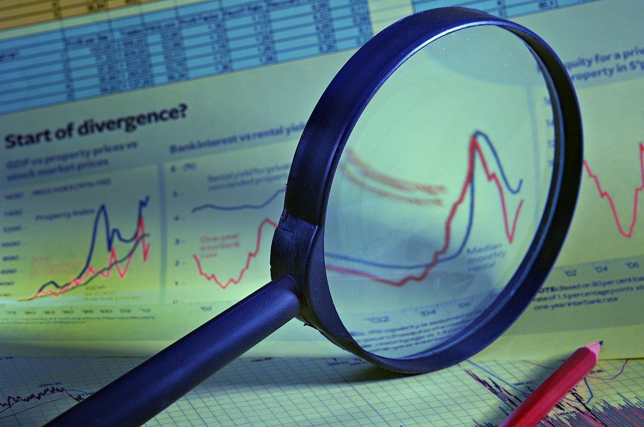 Lupa sobre gráficos representando a análise de dados no Google Search Console, uma das principais ferramentas de SEO
