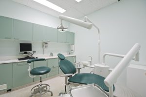 Dentista atendendo paciente em consultório odontológico, ilustrando marketing digital para dentistas em São Paulo