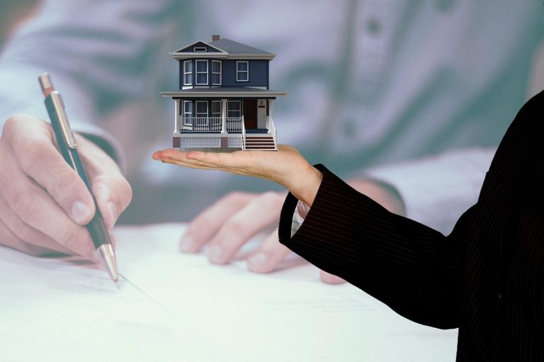 Marketing digital para imobiliárias em São Paulo: contrato de venda de imóvel sendo assinado