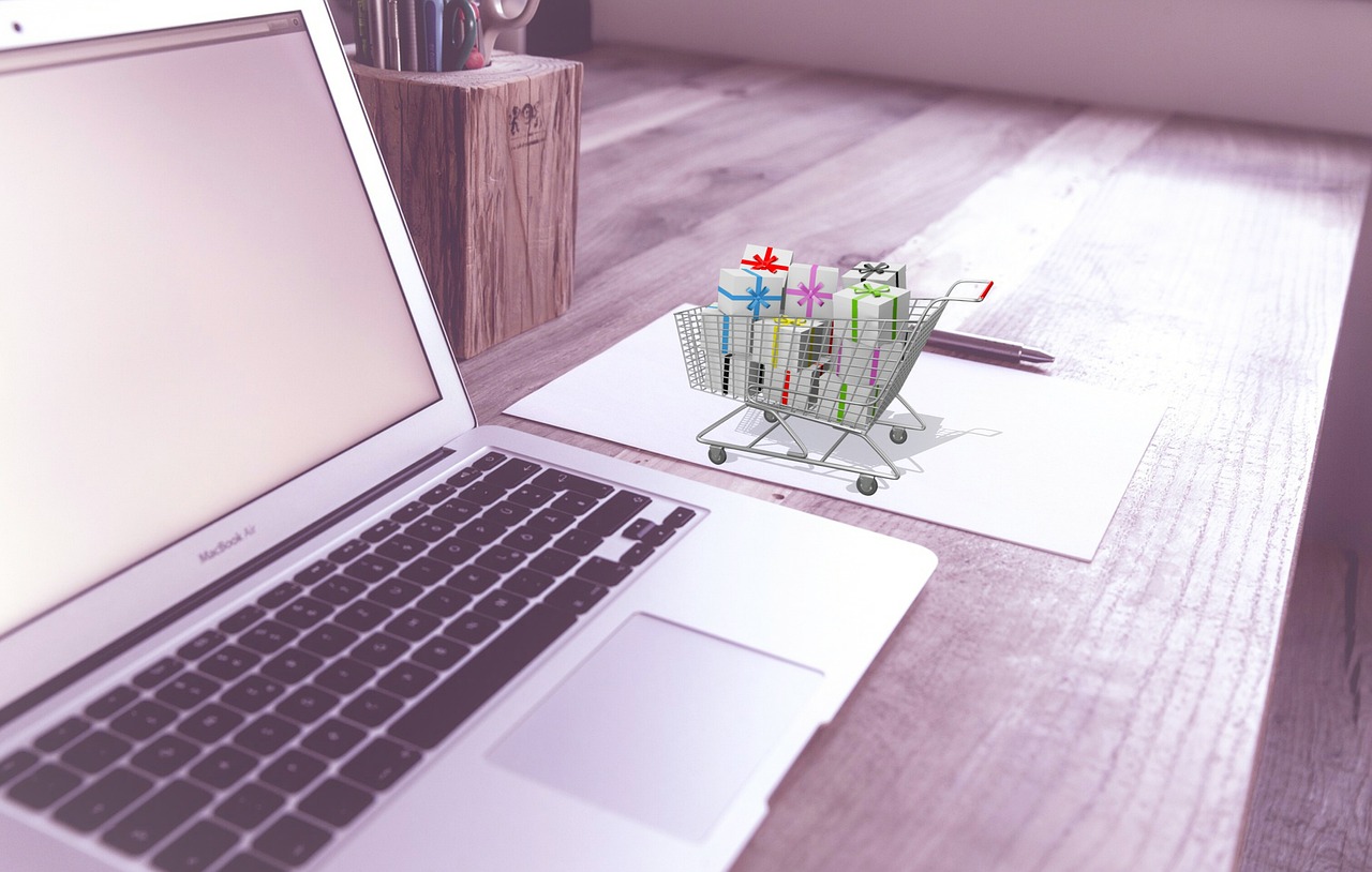 Computador com loja online aberta para comparar plataformas de e-commerce como Nuvemshop, WooCommerce e Shopify