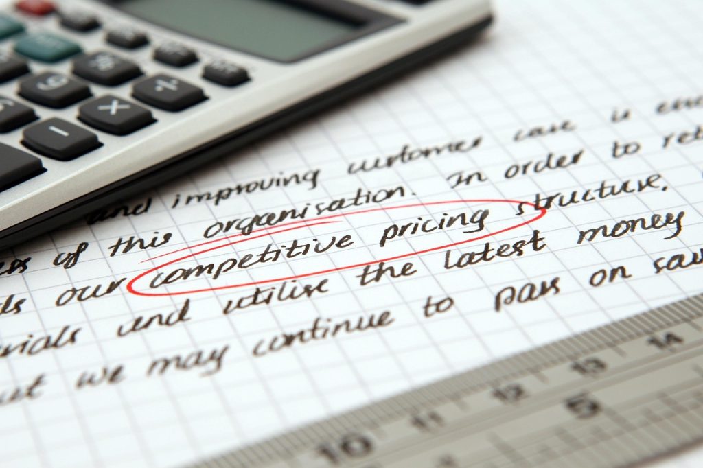 Planejamento do orçamento de marketing digital para pequena empresa com calculadora e anotações