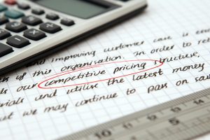 Planejamento do orçamento de marketing digital para pequena empresa com calculadora e anotações