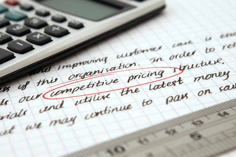 Planejamento do orçamento de marketing digital para pequena empresa com calculadora e anotações