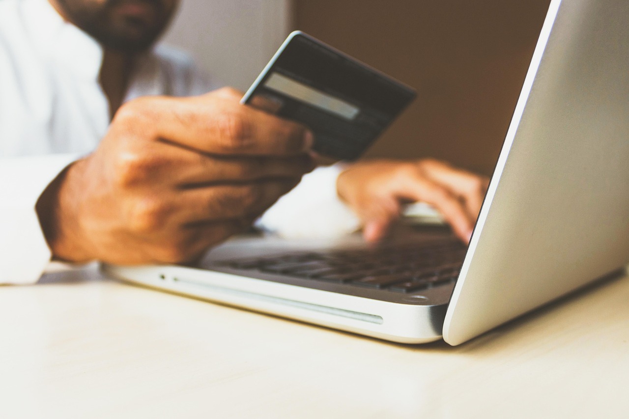 Pagamento online com cartão em loja virtual, gateway de pagamento e taxas no custo de criar um e-commerce