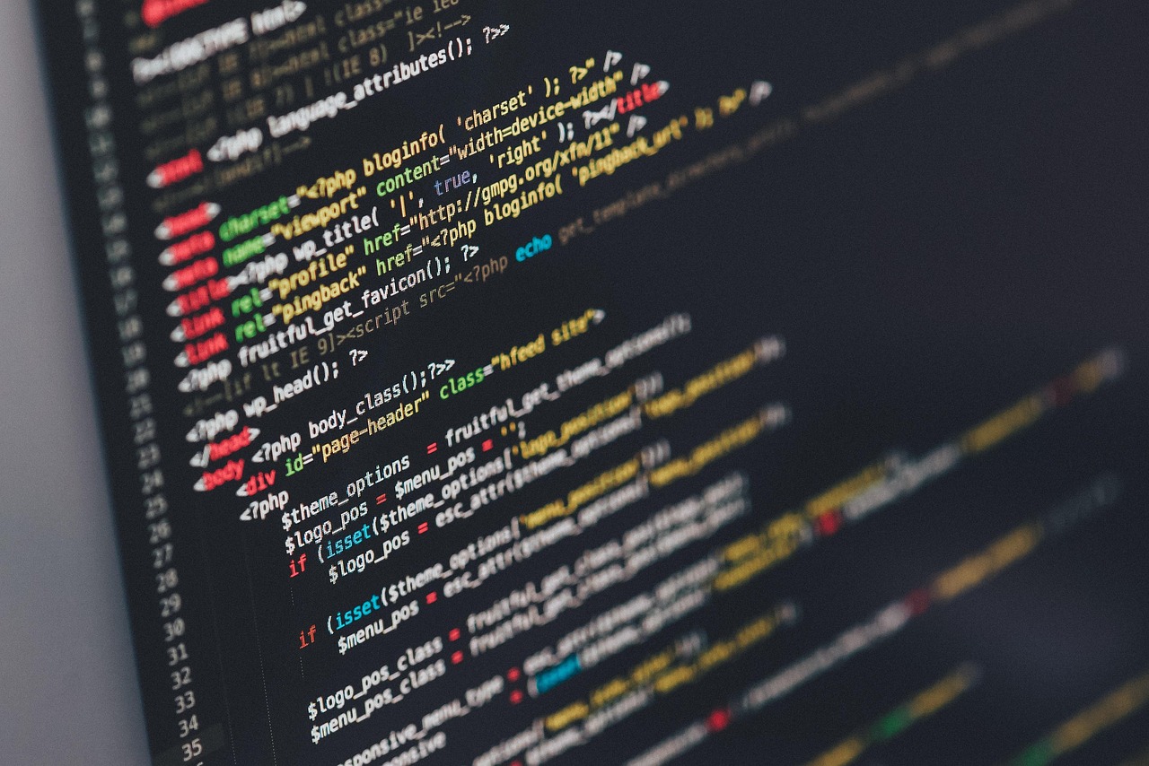 Código na tela do computador, JavaScript e CSS que pesam no PageSpeed Insights e prejudicam o INP