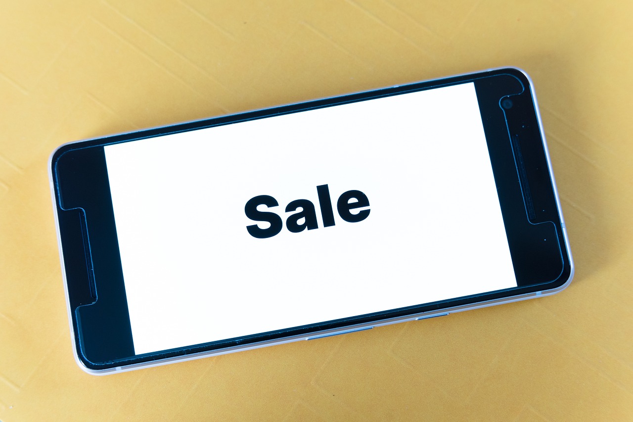 Site aberto no smartphone, nota mobile do PageSpeed Insights e Core Web Vitals no celular