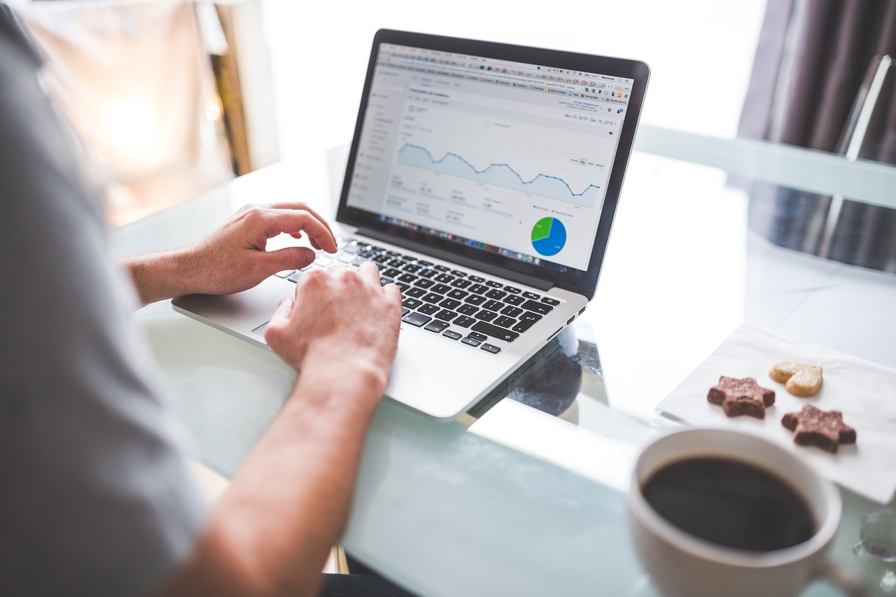 Gráficos de tráfego orgânico em notebook mostrando a evolução do SEO mês a mês no Search Console