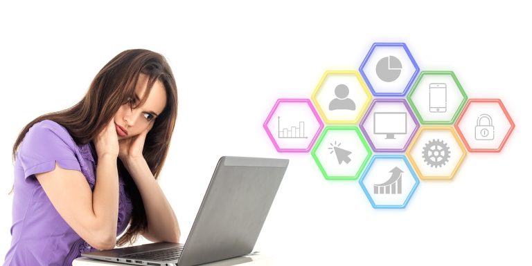Profissional analisando estratégia no notebook para saber quanto tempo leva para o SEO dar resultado