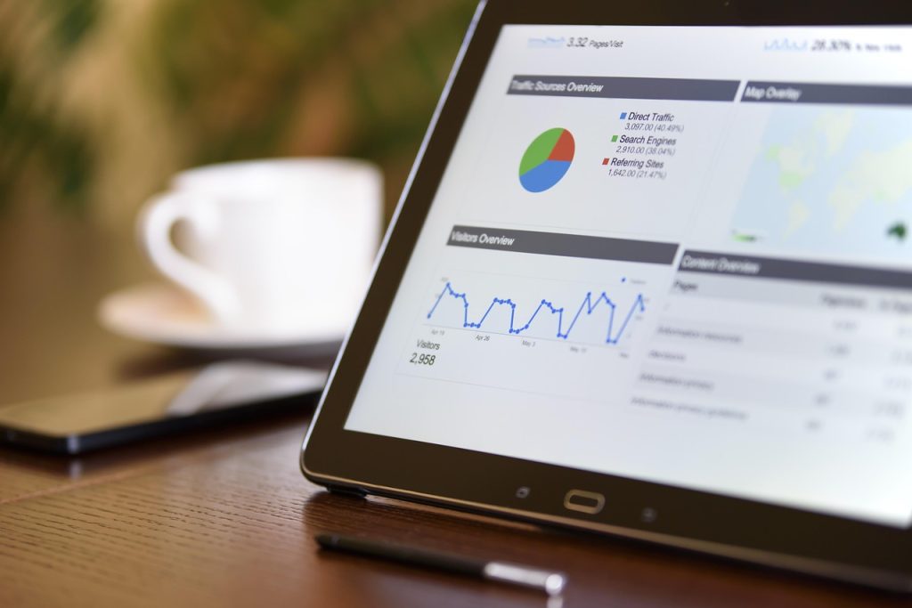 Notebook e tablet com painel de analytics mostrando como rastrear conversões do WhatsApp no GA4
