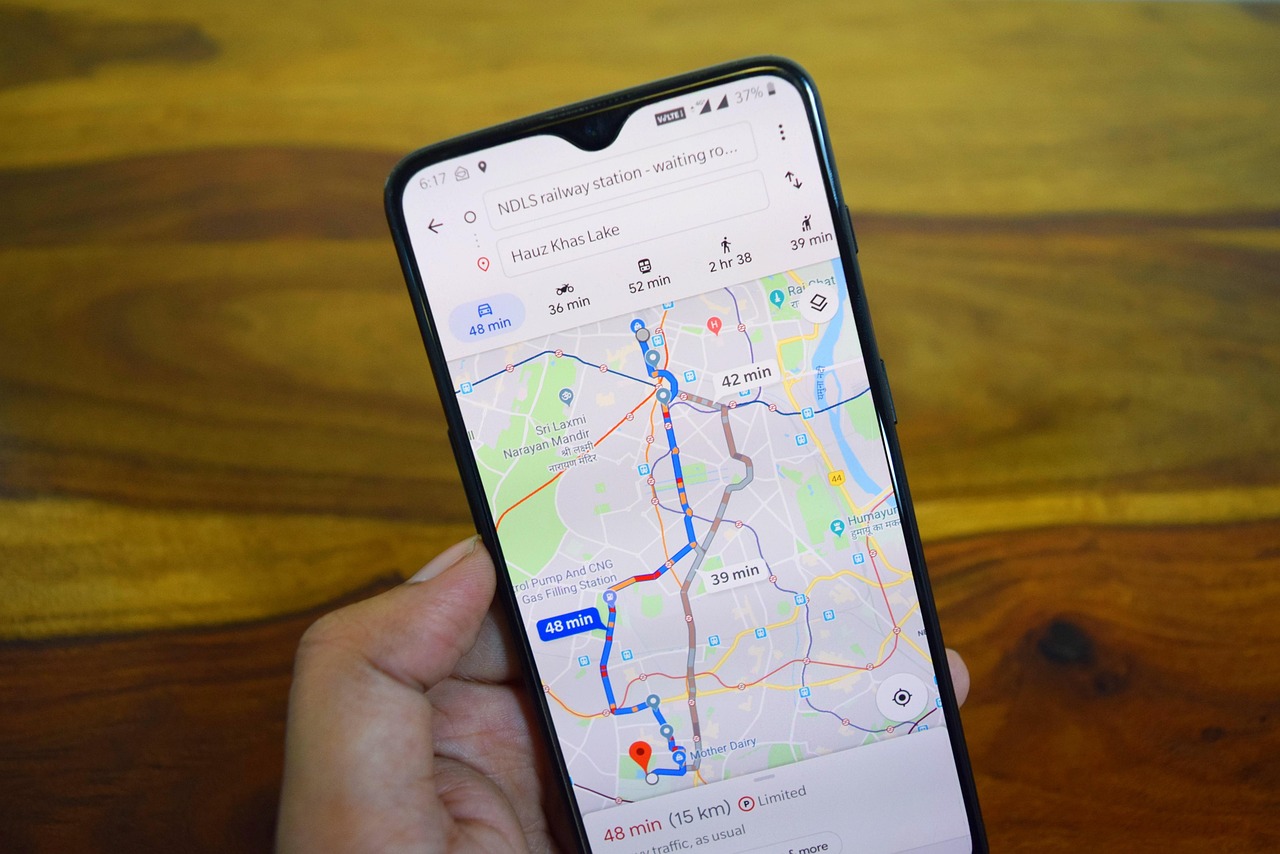 Celular com Google Maps aberto mostrando rota, SEO local para oficina mecânica em São Paulo