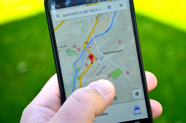 Smartphone mostrando mapa de localização – SEO local em São Paulo e Google Maps