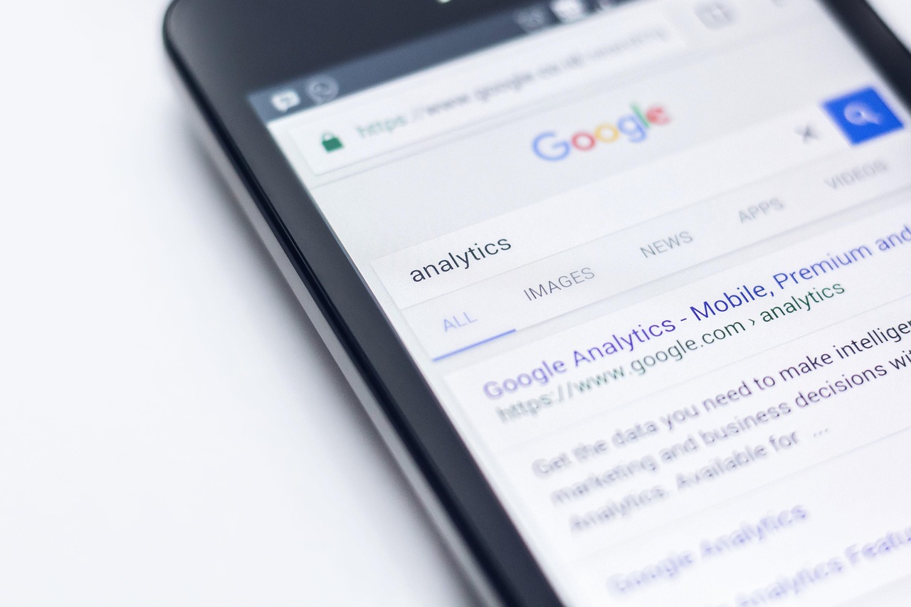 Smartphone com busca no Google aberta, ilustrando o site que não aparece no Google nos resultados