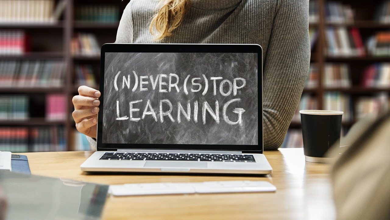 Aluno estudando no laptop: site profissional para escola de idiomas