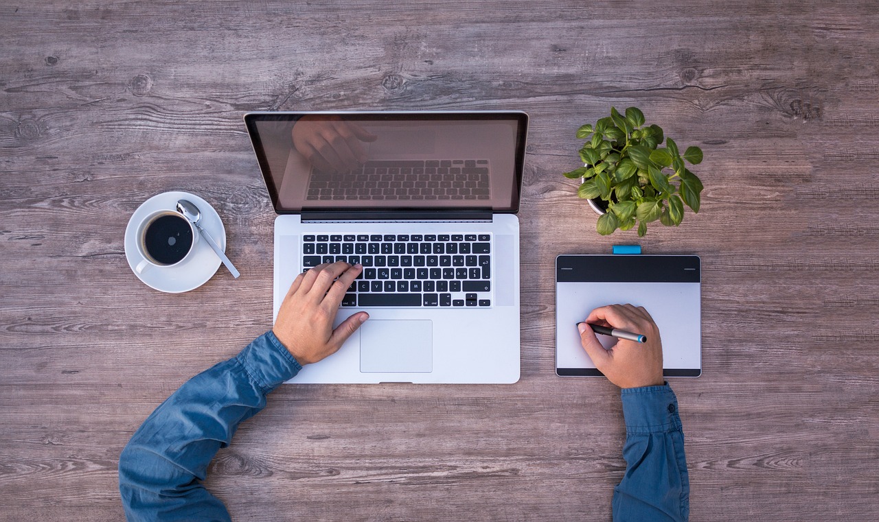 Designer criando site profissional em laptop – site para nutricionista