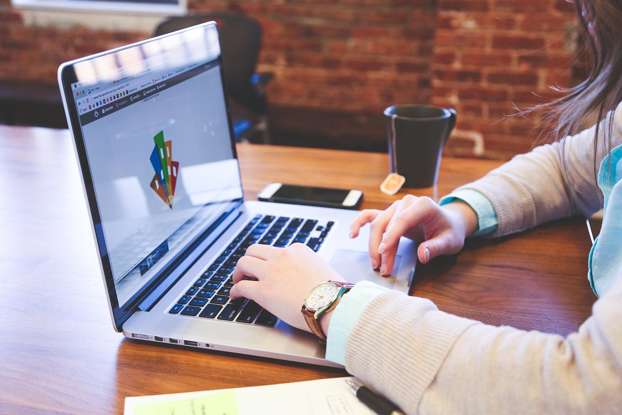 Profissional trabalhando no site da empresa para captar leads e iniciar follow-up no WhatsApp