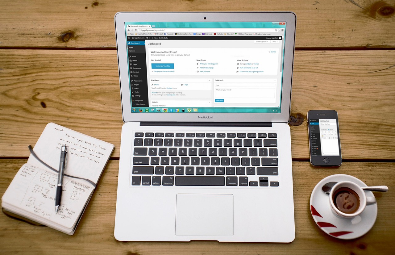 Laptop e smartphone com site em WordPress: site profissional para psicólogos