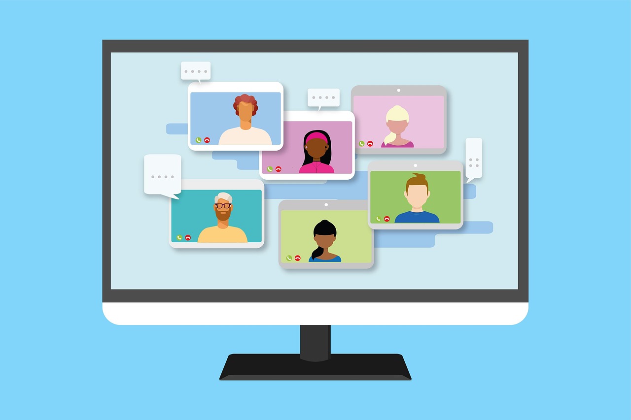 Computador em videochamada: atendimento de terapia online e marketing digital para psicólogos