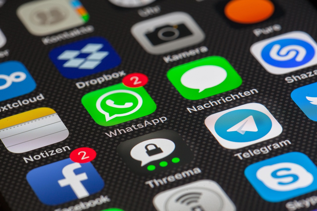 Smartphone com WhatsApp aberto para atendimento automatizado de clientes de escritório de arquitetura